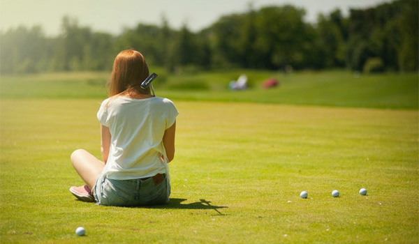 ゴルフ場に座る女性